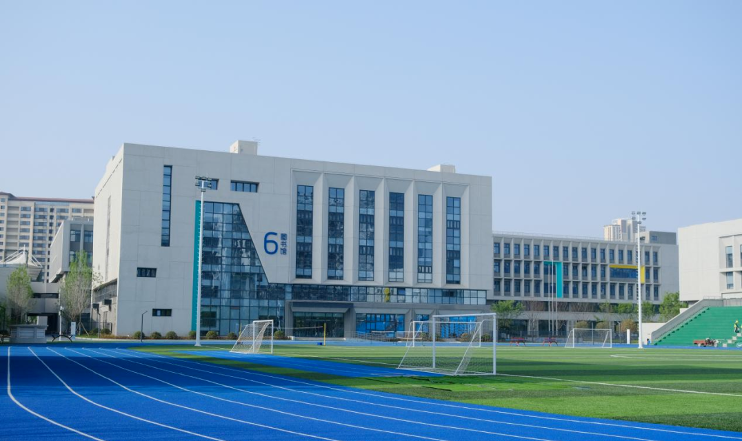 西安国际港务区高新一中陆港学校，位于灞河东岸、奥体中心南侧